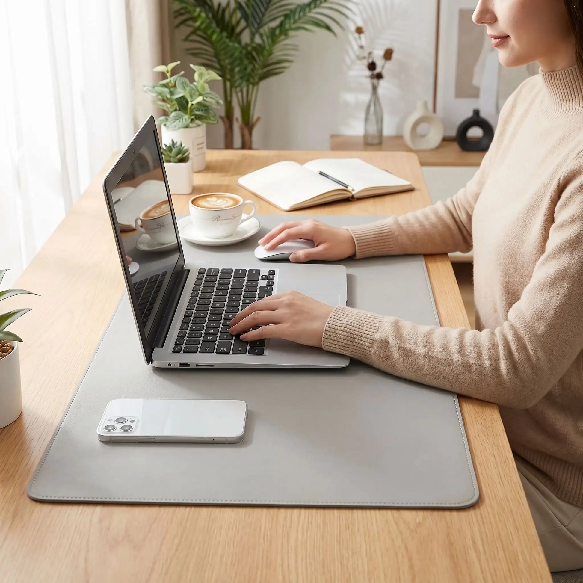 femme travaillant sur un sous main gris en cuir