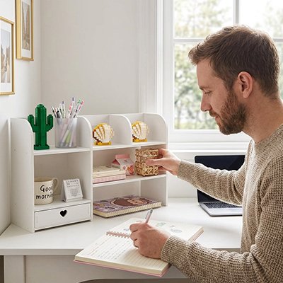 homme rempli organisateur de bureau