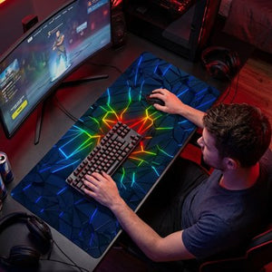 Homme utilisant sous main bureau 