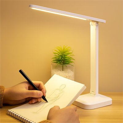 Lampe de bureau eclairant un cahier 