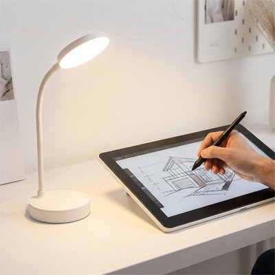 Lampe de bureau posé sur un bureau 