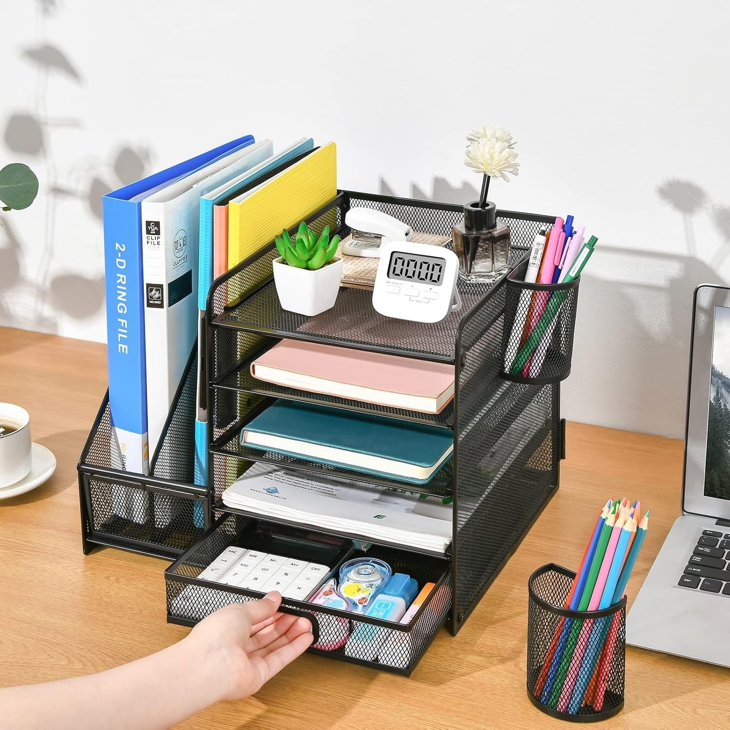 organisateur de bureau avec plume
