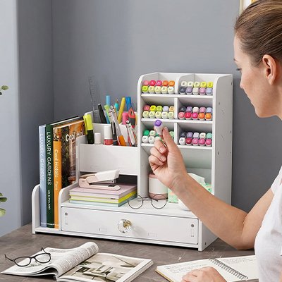Organisateur de bureau blanc sur bureau