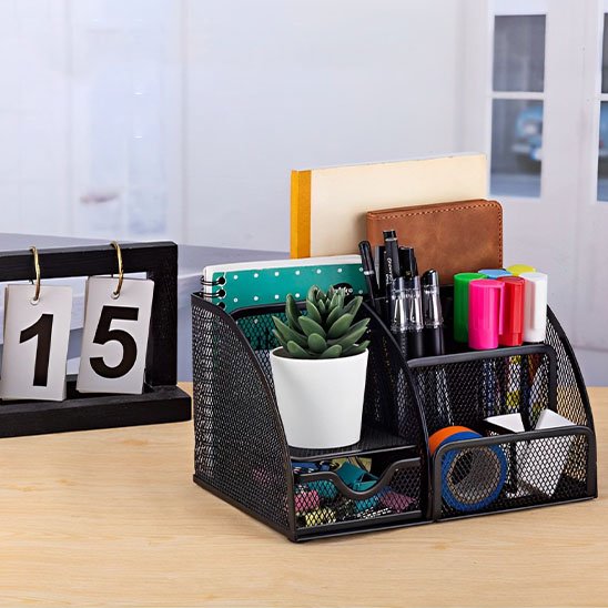 Organisateur de bureau noir avec stylo