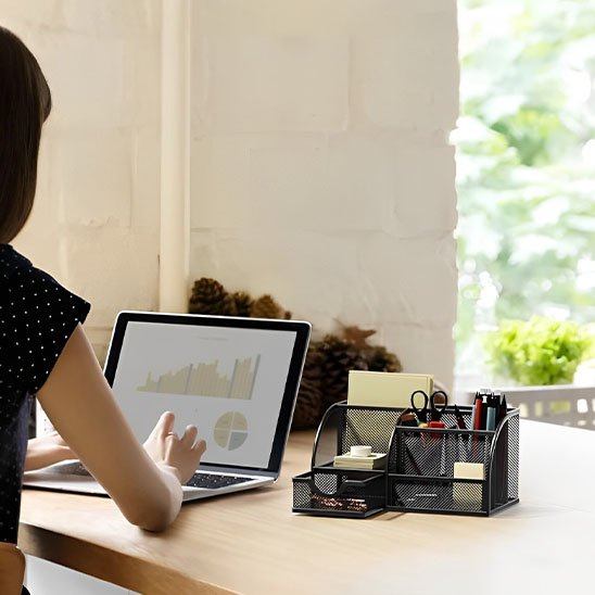 Organisateur de bureau près de la femme