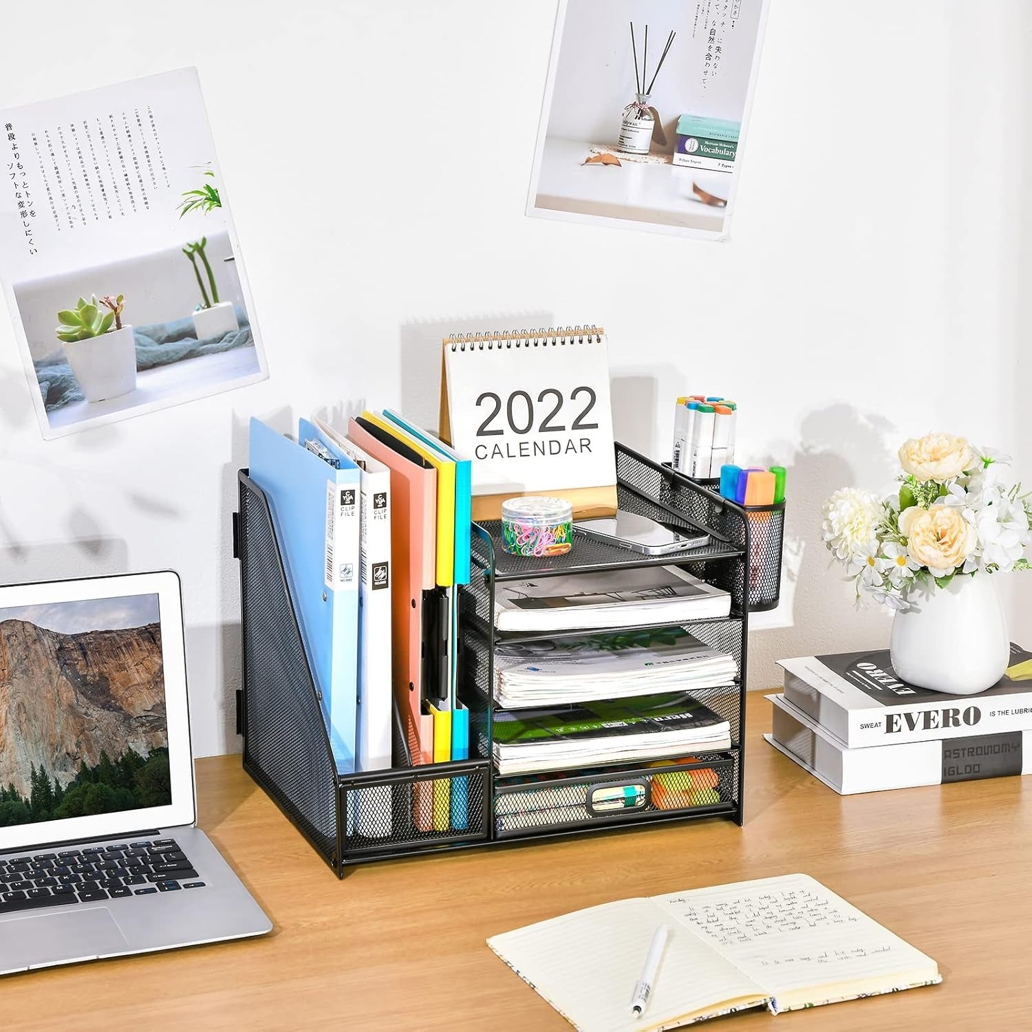 organisateur de bureau rempli avec livre