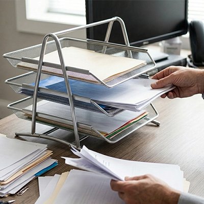 Organisateur de bureau rempli