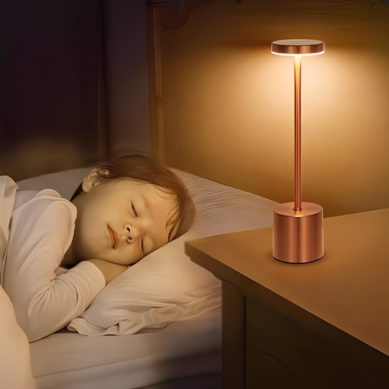petite fille dormant avec lampe de table 