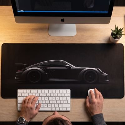 Sous main bureau noir avec voiture