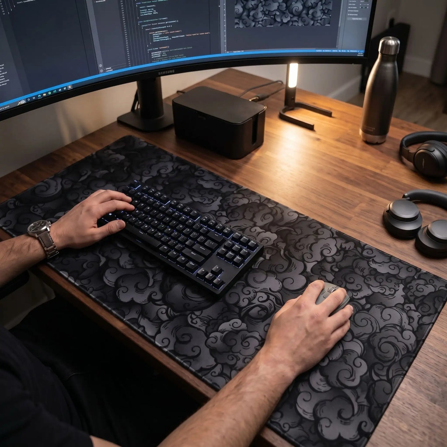 sous main bureau noir sur bureau
