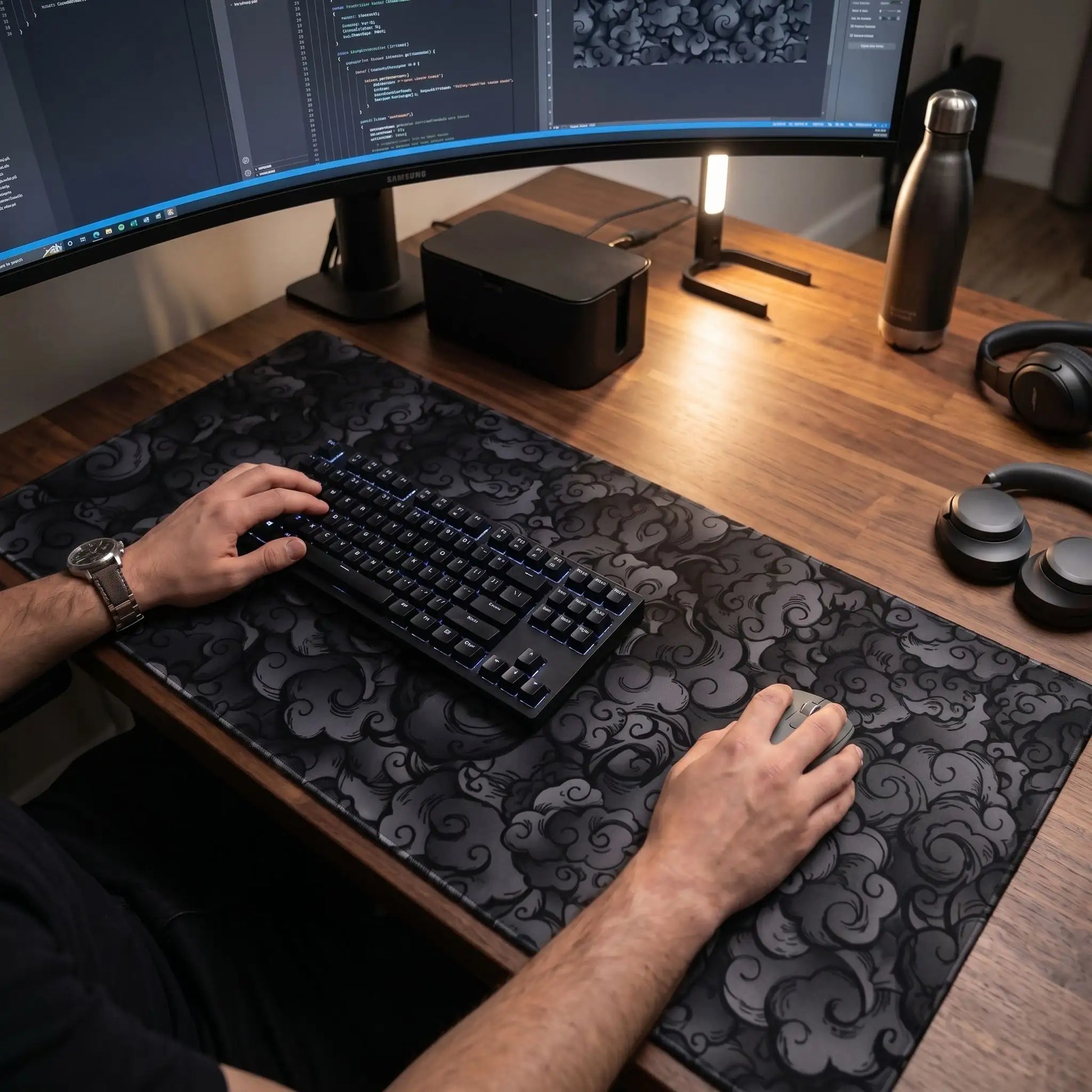 sous main bureau noir sur bureau