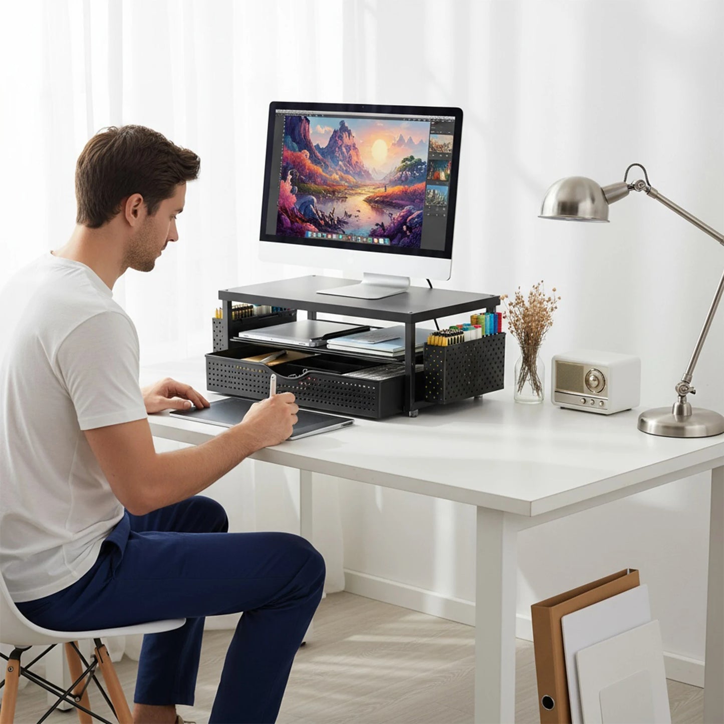 support ordinateur et homme assis sur chaise