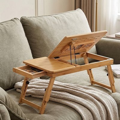 Table ordinateur sur le lit